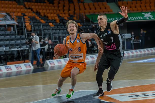 哈登谈失利：问题出在20次失误 我在努力弄清楚到底是什么原因导致失误